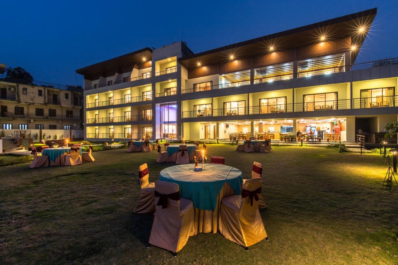 Park Safari Resort Sauraha Zewnętrze zdjęcie